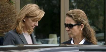 Las infantas Cristina y Elena, ante el tanatorio de La Paz de Alcobendas, tras visitar la capilla ardiente del ex jefe de la Casa del Rey Sabino Fernández Campo