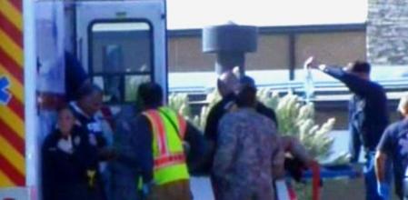 En esta imagen AP Televisión, se puede ver al personal de emergencia evacuando a un herido de la base del Ejército de los EE.UU. en Fort Hood, Texas