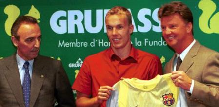 Imagen de la presentación del futbolista tras su fichaje por el FC Barcelona, junto a Louis Van Gal y Joan Gaspart, en junio de 2002