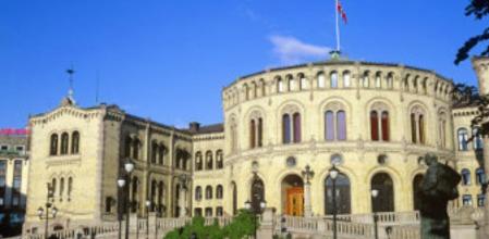 El Parlament Nacional (Stortinget) de Noruega es troba a una gran plaça amb molts arbres on també hi són el Grand Hotel i l'edifici de la Maçoneria noruega