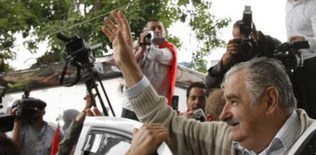 El principal candidato a la presidencia de Uruguay, Jose Mujica, del partido Frente Amplio, saluda tras votar en Montevideo