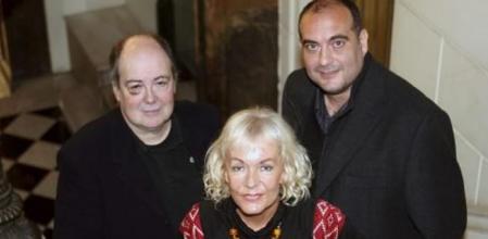 El ganador del premio SantJordi de novela, Xavier Bosch (d); el ganador del premio Carles Riba de Poesía, Carles Camps Mundó y la ganadora del premio Merce Rodoreda de cuentos, Monika Zgustova, posan en Terrassa