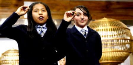 Las niñas del colegio de San Ildefonso Alicia Rodríguez y Yahaira Gonzaga cantaron el Gordo que correspondió al número 78.294, dotado con tres millones de euros por serie, en el sorteo extraordinario de la Lotería de Navidad que se celebra hoy en Madrid. El número ha sido vendido en la Administración número 146 de la calle Bravo Murillo de Madrid