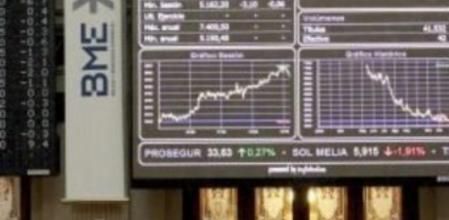 Un inversor contempla un panel de cotizaciones en la Bolsa de Madrid, mercado que cierra el año con una revalorización cercana al 31%