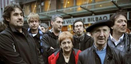 El secretario general de EA, Pello Urizar (i); el fundador y líder de Alternativa, Oscar Matute (3i), y el histórico militante de la izquierda abertzale Tasio Erkizia (d), entre otros, antes de participar en la manifestación convocada por varios partidos nacionalistas vascos en Bilbao
