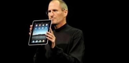 El consejero delegado de Apple, Steve Jobs, presenta el iPad en 2010