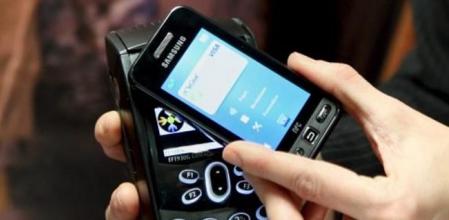 El móvil se acerca al terminal para realizar el pago