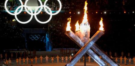 El pebetero ilumina el estadio de Vancouver junto a los aros olímpicos en la ceremonia de inauguración de los Juegos Olímpicos de Invierno de Vancouver 2010 en Canadá