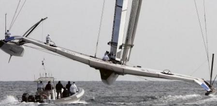 El BMWOracle, equipo desafiante, durante la segunda regata de la 33ª Copa América de Vela que se ha disputado en Valencia