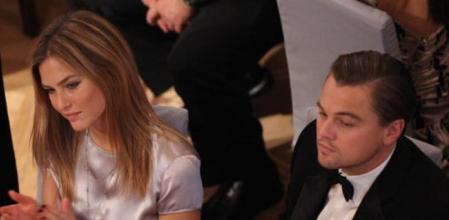 El actor Leonardo DiCaprio junto a su pareja, la modelo Bar Rafaeli, en la gala Cinema for peace en Berlín