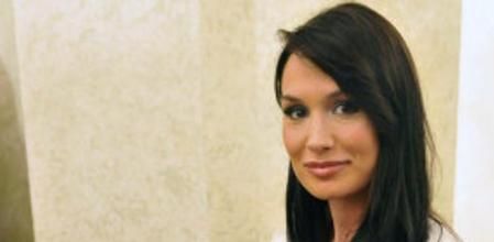 Nicole Minetti participó como bailarina en programas de televisión, como 'Colorado Café' y 'Scorie'