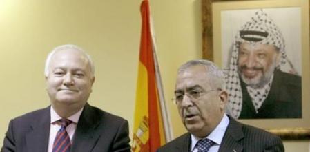 El primer ministro Fayad, durante una rueda de prensa en Ramala