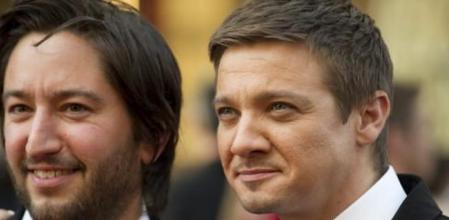 El productor Greg Shapiro, (izquierda) y el actor estadounidense Jeremy Renner, candidato al Mejor Actor por su papel en la película 'En tierra hostil'