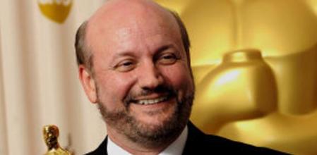 El argentino Juan José Campanella sostiene su premio a la Mejor Película del Año en Lengua Extranjera por 