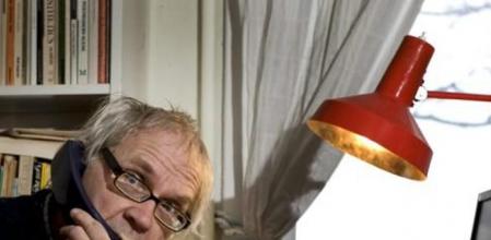 El artista sueco Lars Vilks habla por teléfono desde su casa en Nyhamnslage, al sur de Suecia