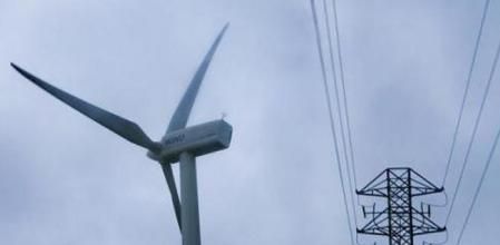Turbina de viento y cables eléctricos, ángulo de vista inferior