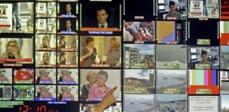 Un empleado del centro de control de emisiones de la Torre de Comunicaciones de Collserola, comprueba la emisiones de los canales en televisión digital ( TDT), tras el apagón analógico de la televisión autonómica TV3 y sus canales asociados