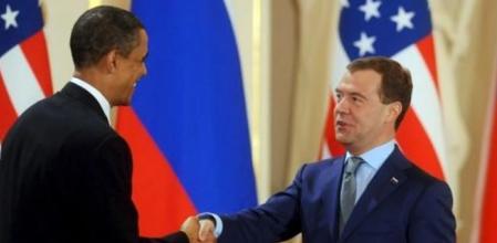 El presidente estadounidense, Barack Obama (izq), estrecha la mano a su homólogo ruso, Dmitri Medvédev (dcha), durante la firma de un nuevo acuerdo de desarme nuclear