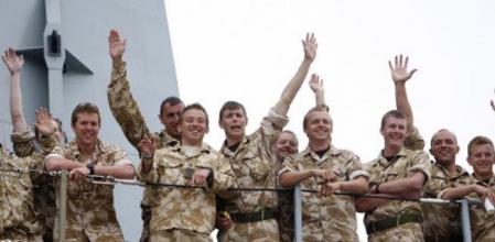 Medio millar de soldados del tercer Regimiento de Fusileros del Ejército Británico que regresaban de Afganistán han embarcado hoy en Santander en el buque de la Armada 