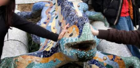 Imagen de la Fuente Dragón que se encuentra en la escalinata de la entrada del Parque Güell.