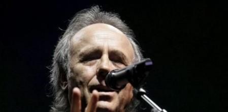 Joan Manuel Serrat durante el concierto que ha ofrecido en Elche