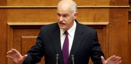 El primer ministro griego, Yorgos Papandréu, pronuncia un discurso ante el Parlamento de Atenas, durante el debate sobre el plan de austeridad trienal valorado en 30.000 millones de euros, que es la condición para que Grecia pueda ser rescatada por sus socios europeos y el FMI