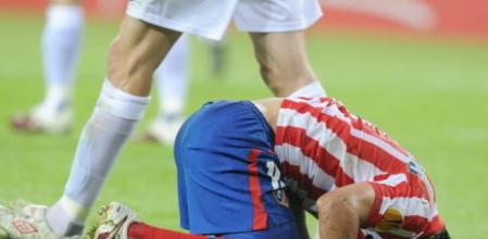 El 'Kun' Aguero se arrodilla en el suelo durante el partido final de la liga europea que se disputó ante el FC Fulham en Hamburgo