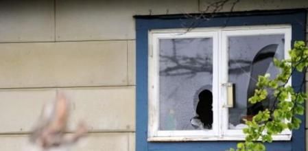 Imagen de uno de los cristales rotos de la casa de Lars Vilks