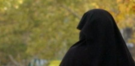 Una mujer vestida con un burka