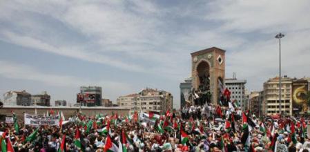 Cientos de manifestantes protestan en Estambul tras el ataque israelí a la flotilla humanitaria que se ha saldado con al menos 14 muertos