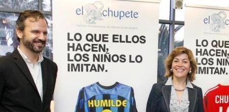 Rodrigo Ron, director de El Chupete, junto a Dora Ibars, de la Generalitat valenciana, junto al cartel promocional de la eedición de 2010 del festival