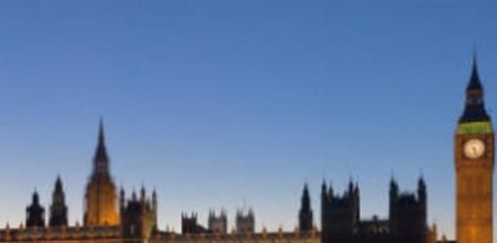El Palacio de Westminster, visto desde la orilla del río Támesis al atardecer