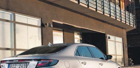El Saab 9-5 conserva detalles reconocibles en modelos de la marca de otras épocas. La imagen transmite mucha personalidad