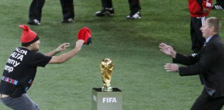 Jimmy Jump, en el momento de ponerle la barretina a la Copa del Mundo