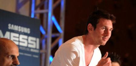 Leo durante la presentación del partido benéfico 