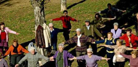 Hombres y mujeres mayores hacen gimnasia de mantenimiento en el Parc de Can Dragó