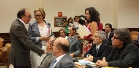 Los diputados discuten el texto al inicio de la sesión.