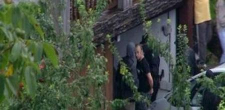 Agentes de la Ertzantza conducen a Gurutz Aguirresarobe Pagola, presunto miembro de ETA, tras ser detenido el pasado 2010