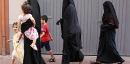 Mujeres se pasean por las calles de Lleida con velo integral