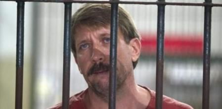 El presunto traficante de armas ruso Viktor Bout reacciona al hablar con la prensa desde su celda en el juzgado de lo penal en Bangkok, Tailandia