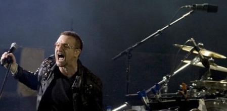 Bono, cantante de U2, durante uno de sus dos conciertos en el Camp Nou de Barcelona el año pasado