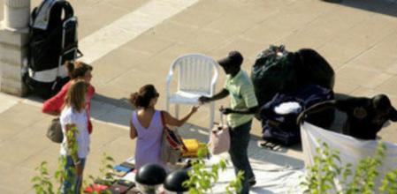 Una imagen de los 'top manta' de El Vendrell durante el mes de agosto del año pasado