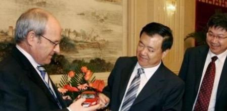 El presidente de la Generalitat José Montilla, recibe un coche Chery de obsequio por parte del governador d'Anhui, Wang Sanyun, en presencia del director de la empresa Chery, Yin Yaotong (a la derecha)