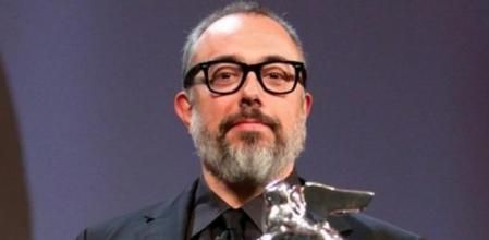 El realizador vasco, Alex de la Iglesia, con el premio a mejor dirección