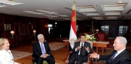 El presidente de la Autoridad Nacional Palestina (ANP), Mahmud Abás (2-i), el primer ministro israelí, Benjamín Netanyahu (d), el presidente de Egipto, Hosni Mubarak (2-d), y la secretaria estadounidense de Estado, Hillary Clinton (i), durante un encuentro sobre el proceso de paz en Sharm al Sheij, Egipto, el martes 14 de septiembre de 2010