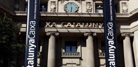 Pancartas colgadas de la sede central de Caixa Catalunya en Barcelona anuncian la fusión de las cajas Catalunya, Tarragona y Manresa