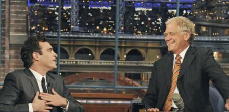 El actor Joaquin Phoenix y el presentador David Letterman durante el programa