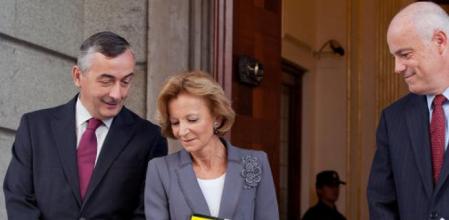 Elena Salgado posa entre Carlos Ocaña y José Manuel Campa durante la presentación de los presupuestos