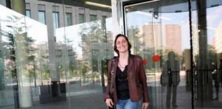 Itizar González, ex concejal, saliendo del edificio de los juzgados en Barcelona