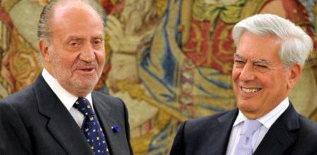 El escritor peruano Mario Vargas Llosa, nuevo premio Nobel de Literatura, recibe el premio 'Don Quijote de La Mancha' de manos del rey Juan Carlos, el pasado mes de abril en el Palacio Zarzuela